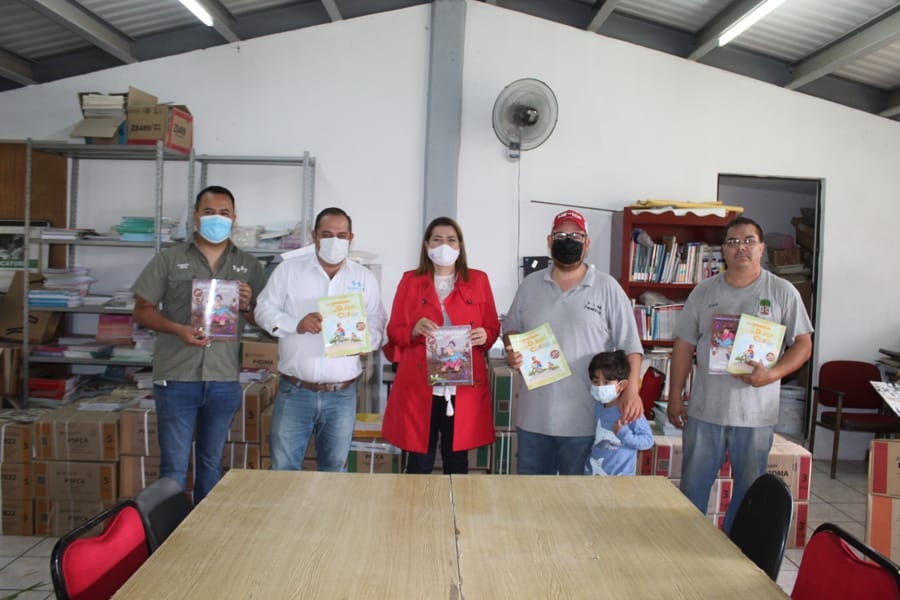 Autoridades Entregan Libros Gratuitos a Escuelas de Zapotiltic