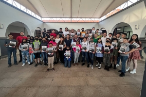 Entregan libros “Viva el Mariachi” a Casa de la Cultura