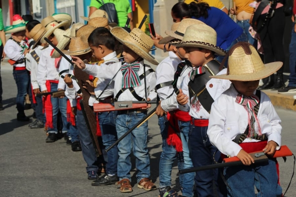 Desfile conmemorativo de la Revolución Mexicana por los “Jardines de Niños”