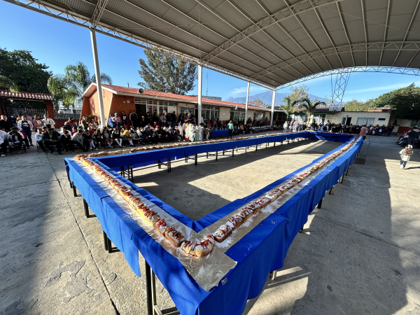 Primaria “ López Cotilla ” realiza Mega Rosca de Reyes.