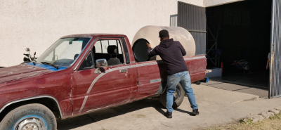 Familias zapotiltenses reciben tinacos y cisternas.