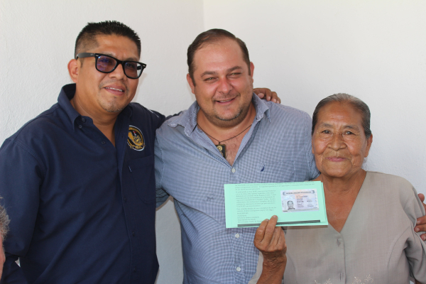 Panchito Sedano entrega visas a los adultos mayores.