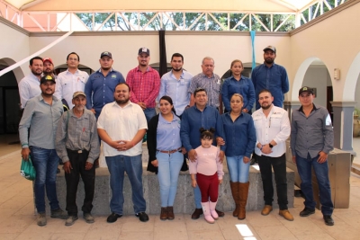 Conferencia para productores de agave y aguacate en Zapotiltic