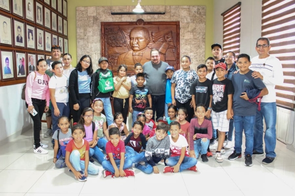 Niñas y niños de El Rincón visitan a Panchito Sedano