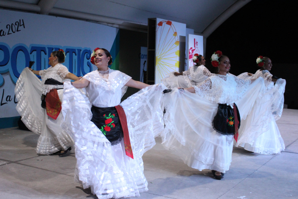 Noche de danza y música en la Feria Zapotiltic 2024.