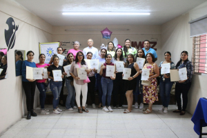 Mujeres reciben certificados del IDEFT